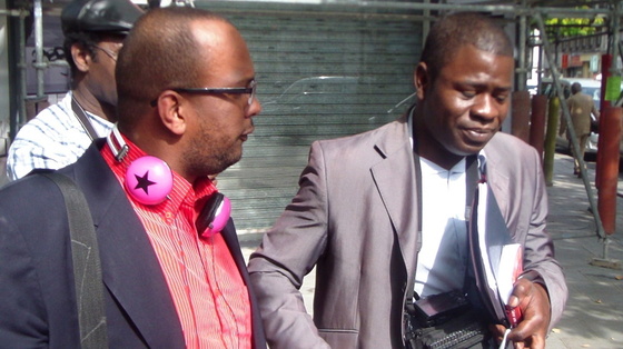Ould Abdel Aziz,défié et humilié à Paris(Videos) Ould Abdel Aziz,défié et humilié à Paris(Videos)