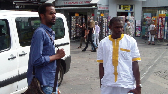 Ould Abdel Aziz,défié et humilié à Paris(Videos) Ould Abdel Aziz,défié et humilié à Paris(Videos)