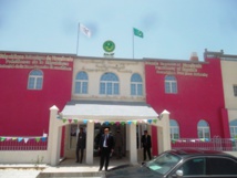 Editorial Rectificateur « flagorné » ? A Akjoujt – cité abritant, pourtant, la société MCM qui (sur)exploite un énorme potentiel minier – la situation de l’unique lycée est dramatique. Quatre classes, construites au début des années 80, ne peuvent Editorial Rectificateur « flagorné » ? A Akjoujt – cité abritant, pourtant, la société MCM qui (sur)exploite un énorme potentiel minier – la situation de l’unique lycée est dramatique. Quatre classes, construites au début des années 80, ne peuvent