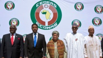 Le sommet ouest-africain demande le départ du président gambien mais s'abstient de mesures concrètes