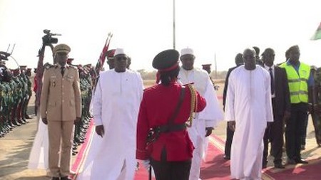 Accueil modeste du Président gambien à son homologue mauritanien (Photos) Accueil modeste du Président gambien à son homologue mauritanien (Photos)