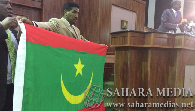 Le ministre de la défense présente aux députés le nouveau drapeau