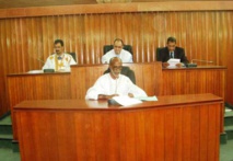 LE PRÉSIDENT DU SÉNAT REFUSE LE VOTE PAR LA CARTE UNIQUE, L’OPPOSITION SE RETIRE LE PRÉSIDENT DU SÉNAT REFUSE LE VOTE PAR LA CARTE UNIQUE, L’OPPOSITION SE RETIRE