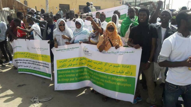 Mauritanie-La marche pacifique des jeunes réprimée par la police (photos et liste des arrêtés) Mauritanie-La marche pacifique des jeunes réprimée par la police (photos et liste des arrêtés)