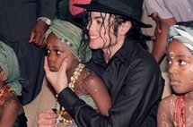 Vidéo: Un village ivoirien réclame le corps de son "fils", le prince Michael Jackson