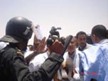 Affrontement hier soir, au carrefour Ould Mah, entre des forces de l’ordre et des militants en faveur du candidat Aziz Affrontement hier soir, au carrefour Ould Mah, entre des forces de l’ordre et des militants en faveur du candidat Aziz