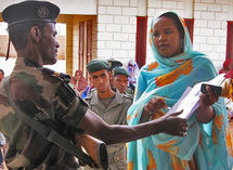 Problémes de cartes d'électeurs ,bulletin uniques, électeurs perdus ...Le colonel Ely Ould Mohamed Vall dénonce de vastes opérations de fraude Problémes de cartes d'électeurs ,bulletin uniques, électeurs perdus ...Le colonel Ely Ould Mohamed Vall dénonce de vastes opérations de fraude