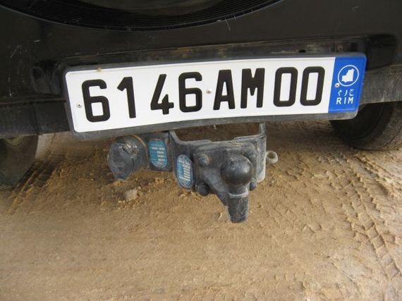 A qui appartient la voiture garée devant immatriculée !!!! A qui appartient la voiture garée devant immatriculée !!!!