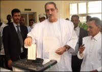 Sidi ould Domane se rince les yeux avec du 3% . Sidi ould Domane se rince les yeux avec du 3% .