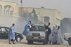 Arafat/Sebkha : La police tabasse les leaders de l’opposition qui manifestait contre le référendum (En IMAGES) Arafat/Sebkha : La police tabasse les leaders de l’opposition qui manifestait contre le référendum (En IMAGES)