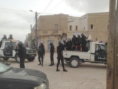 Arafat/Sebkha : La police tabasse les leaders de l’opposition qui manifestait contre le référendum (En IMAGES) Arafat/Sebkha : La police tabasse les leaders de l’opposition qui manifestait contre le référendum (En IMAGES)