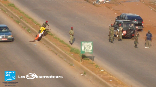Photos - GUINEE Poignardé en pleine rue par un militaire, la preuve en images Photos - GUINEE Poignardé en pleine rue par un militaire, la preuve en images