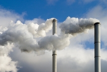 CHANGEMENTS CLIMATIQUES Les pays industrialisés polluent, le continent africain paie. CHANGEMENTS CLIMATIQUES Les pays industrialisés polluent, le continent africain paie.