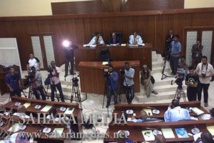 SIT-IN DES SÉNATEURS DEVANT L’HÉMICYCLE DE LA CHAMBRE