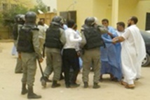 La police tabasse les sénateurs La police tabasse les sénateurs