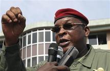 BLOCAGE DE LA PISTE DE L’AEROPORT DE CONAKRY PAR LES « PRO» DADIS : Le général Sékouba Konaté échappe à un coup d’Etat