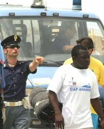 UNE ROCAMBOLESQUE AFFAIRE À BERGAMO : Le marchand ambulant sénégalais, sans-papiers, et les trois policiers italiens ripoux UNE ROCAMBOLESQUE AFFAIRE À BERGAMO : Le marchand ambulant sénégalais, sans-papiers, et les trois policiers italiens ripoux