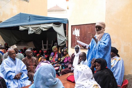 Rassemblement organisé par le Collectif des veuves et par le Collectif des Orphelins des Victimes Civiles et Militaires 86-91 (COVICIM) à l’occasion de la Journée de commémoration des événements de 1989/1990. Nouakchott, novembre 2016. © 2016 Tiphaine Gosse