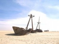 Un navire de pêche sombre au Banc d’Arguin