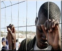 Trois ans de prison pour huit patrons de pirogues de clandestins en Espagne.