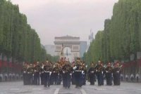 Un défilé du 14 juillet sous la pluie