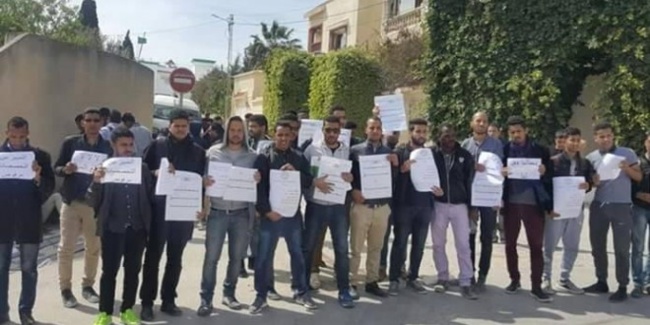 Sit-in des étudiants mauritaniens en Tunisie pour réclamer le paiement de leurs bourses Sit-in des étudiants mauritaniens en Tunisie pour réclamer le paiement de leurs bourses
