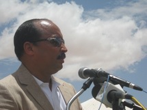 Après l’atterrissage de son avion à Kiffa, le Président Aziz fait le trajet Kiffa-Nouakchott en voiture