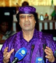 POUR 5 MILLIARDS D’EUROS PAR AN ET L’INJURE À LA BOUCHE : Kadhafi vend les migrants noirs à l’Europe