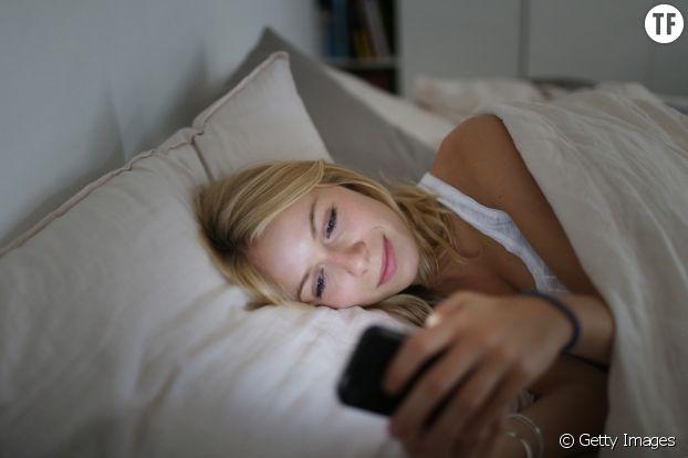 Pourquoi vous ne devriez pas charger votre portable à côté de votre lit