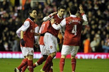 Arsenal s'accroche aux Manchester Arsenal s'accroche aux Manchester