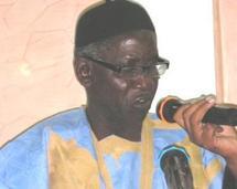 Le président Mr Ibrahima Mocktar Sarr fait son intervention en Pulaar à la conférence-débat des partis de la majorité Le président Mr Ibrahima Mocktar Sarr fait son intervention en Pulaar à la conférence-débat des partis de la majorité