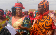 Colère dans l’île à Morphil : les femmes de Cas-Cas investissent la rue Colère dans l’île à Morphil : les femmes de Cas-Cas investissent la rue