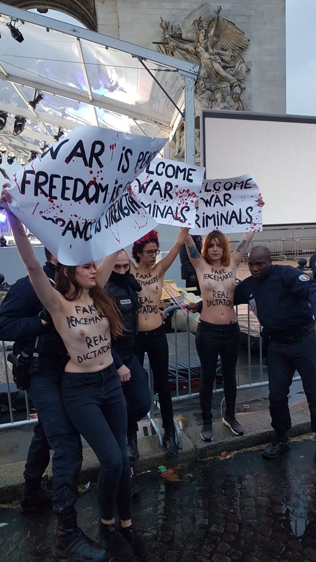 11-Novembre: sous l'Arc de Triomphe, des Femen dénoncent les "criminels de guerre" 11-Novembre: sous l'Arc de Triomphe, des Femen dénoncent les "criminels de guerre"