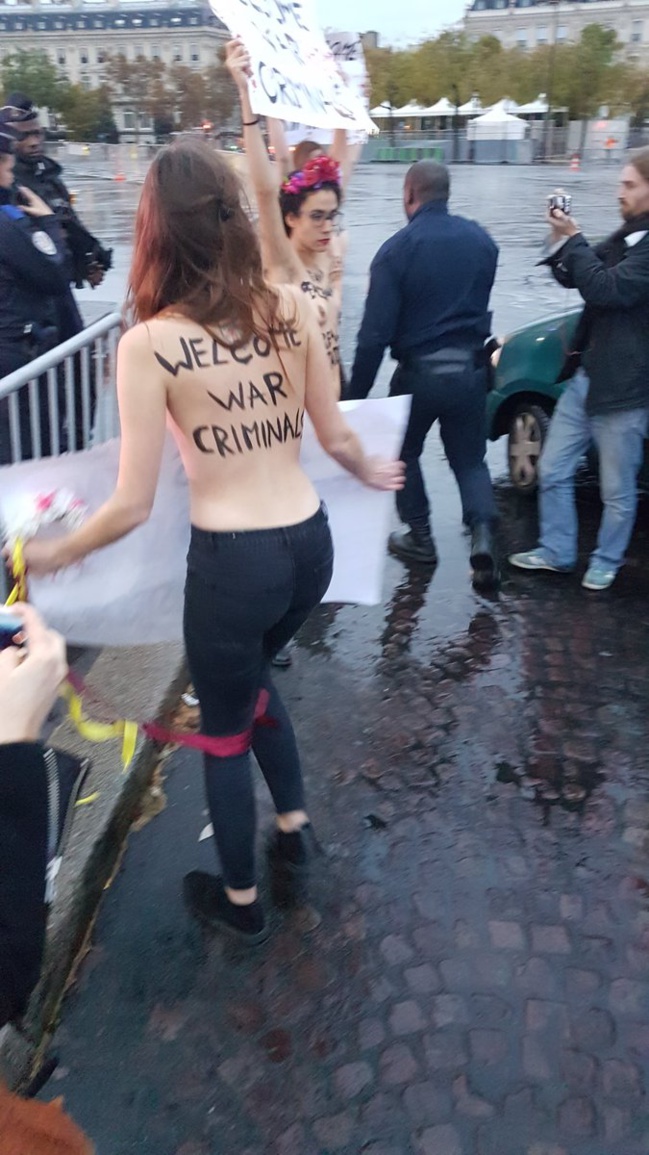 11-Novembre: sous l'Arc de Triomphe, des Femen dénoncent les "criminels de guerre" 11-Novembre: sous l'Arc de Triomphe, des Femen dénoncent les "criminels de guerre"