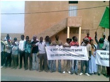 Des jeunes manifestent devant le centre d’état civil de Sebkha - [Reportage Photos]