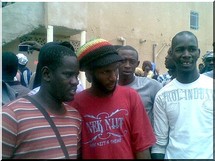 Des jeunes manifestent devant le centre d’état civil de Sebkha - [Reportage Photos]