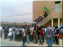 Des jeunes manifestent devant le centre d’état civil de Sebkha - [Reportage Photos]