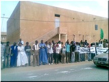 Des jeunes manifestent devant le centre d’état civil de Sebkha - [Reportage Photos]