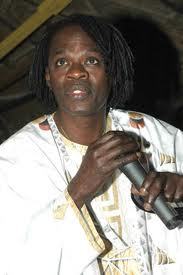 Baba Maal chez Dimi Mint Abba pour présenter ses condoléances à la famille de la défunte