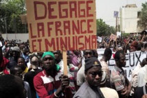 Des dizaines de milliers de Maliens manifestent contre le pouvoir et la France Des dizaines de milliers de Maliens manifestent contre le pouvoir et la France