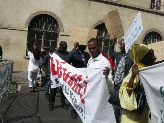 MANIFESTATION DEVANT LE SIÈGE DE L'UNESCO A PARIS DES REPRÉSENTANTS DE L'OPPOSITION MAURITANIENNE 