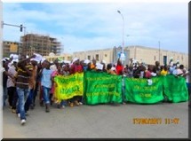 Après plus d’une heure de détention, 11 manifestants qui marchaient contre le recensement ont été libérés.