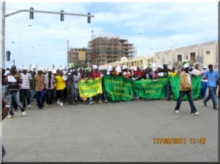 Après plus d’une heure de détention, 11 manifestants qui marchaient contre le recensement ont été libérés.