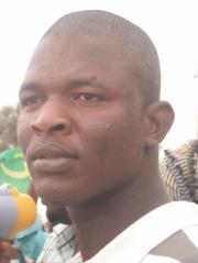 Attention, Le jeune Bakary Bathily doit son salut à un policier noir mauritanien qui a menacé l’usage de son arme de service contre ses collègues….