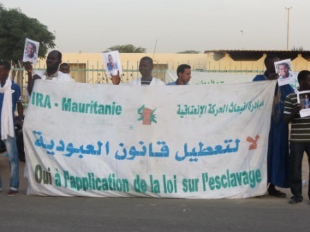 Les militants de l’IRA-Mauritanie protestent devant l’Assemblée Nationale (Reportage Photos)