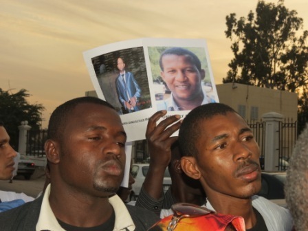 Les militants de l’IRA-Mauritanie protestent devant l’Assemblée Nationale (Reportage Photos)