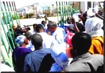 Les militaires retraités manifestent devant l’Assemblée pour demander leurs droits à la retraite.