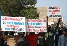 Manifestation en faveur de l’enseignement des langues nationales.