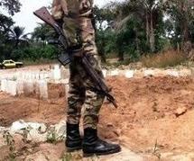 Un militaire tire au dessus de ses camarades à Rosso