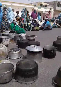 Le choc de l’extrême pauvreté en Mauritanie par les marmites vides sur la chaussée à Nouakchott ! Le choc de l’extrême pauvreté en Mauritanie par les marmites vides sur la chaussée à Nouakchott !